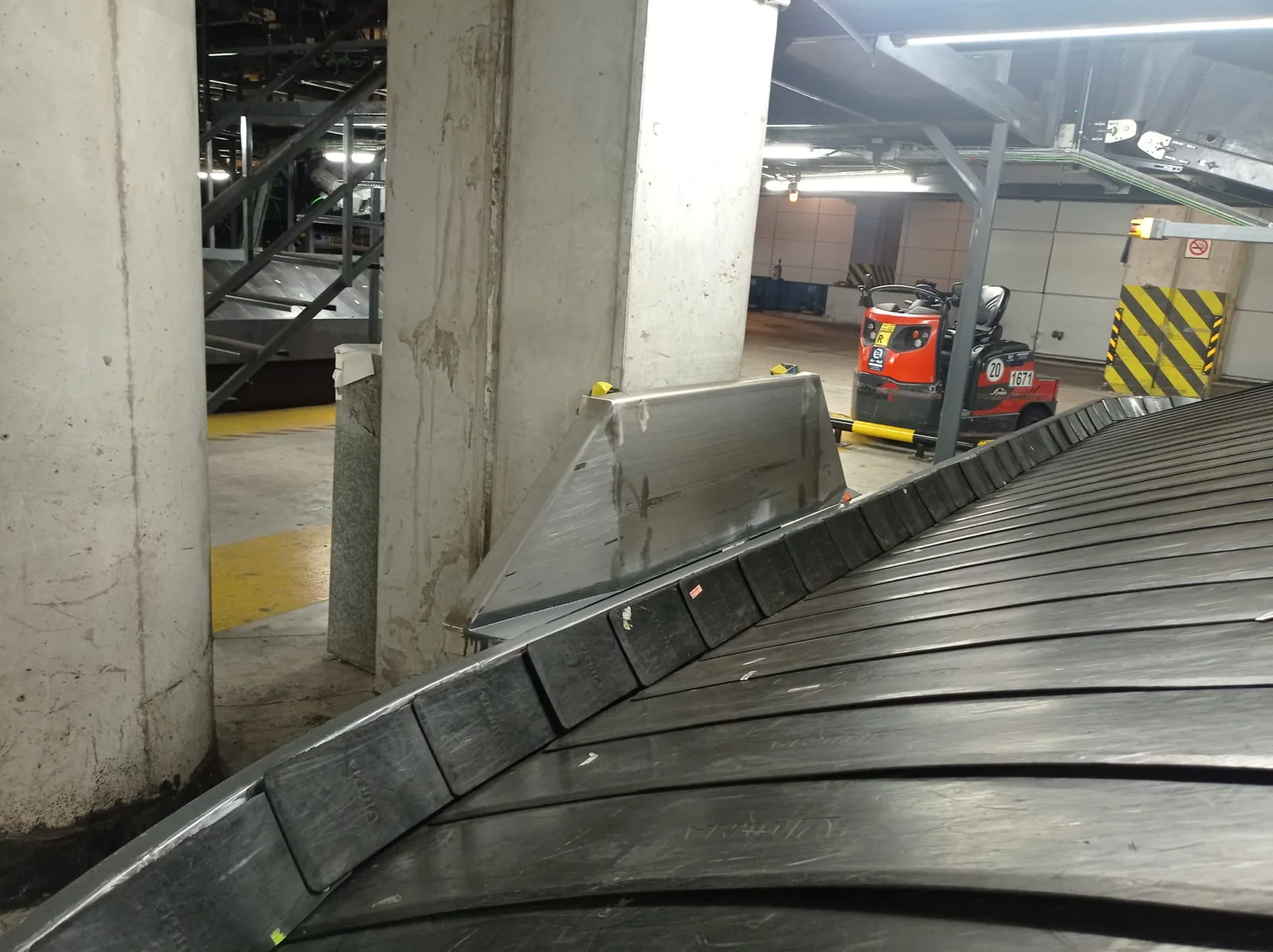 Barrera antivuelco de maletas aeropuerto de Menorca en Menorca