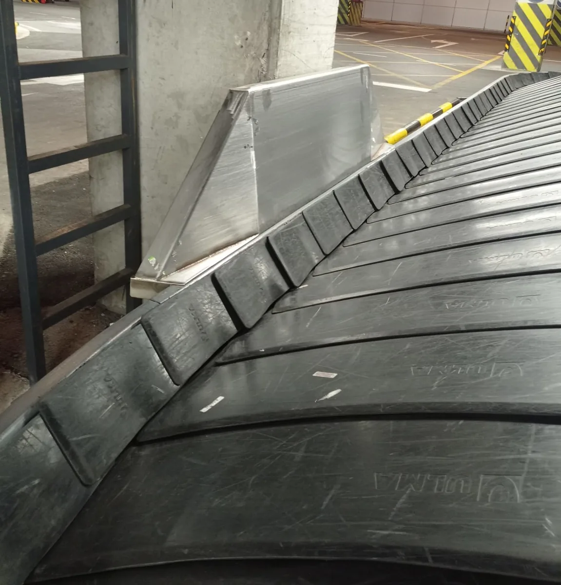 Barrera antivuelco de maletas aeropuerto de Menorca - imagen 2