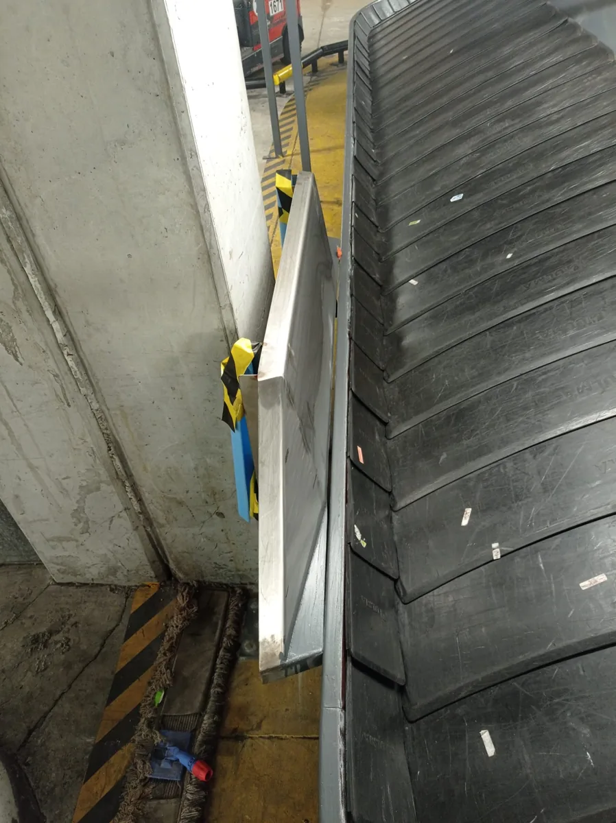 Barrera antivuelco de maletas aeropuerto de Menorca - imagen 5