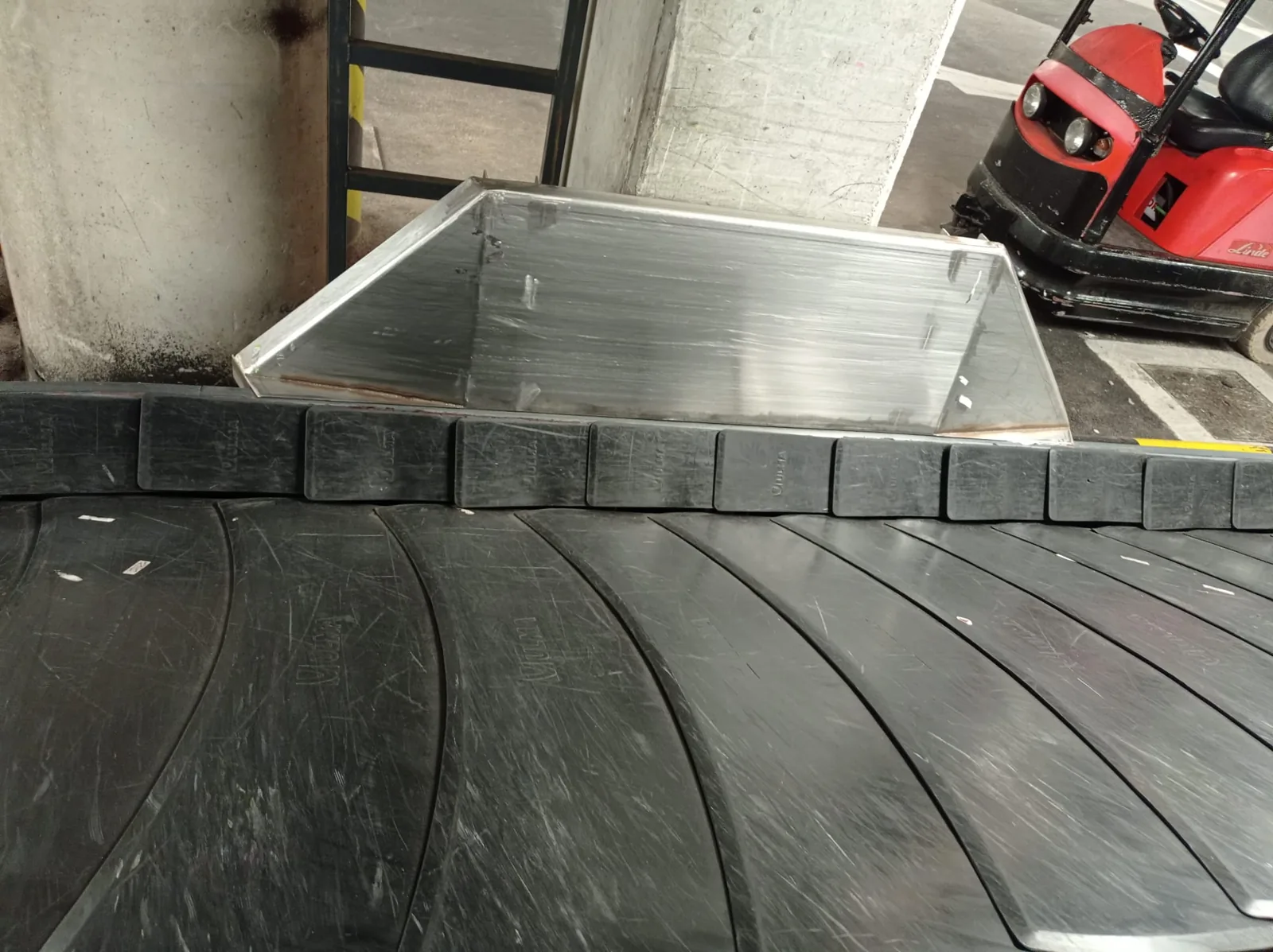 Barrera antivuelco de maletas aeropuerto de Menorca - imagen 11