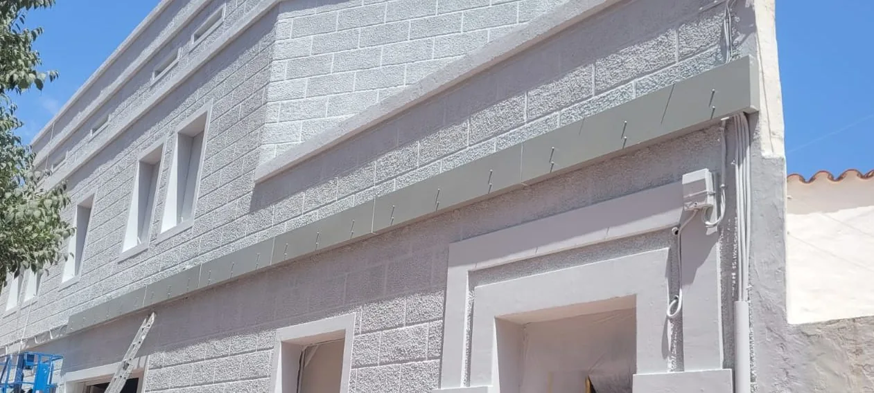 Cubre cables de fachadas en Menorca