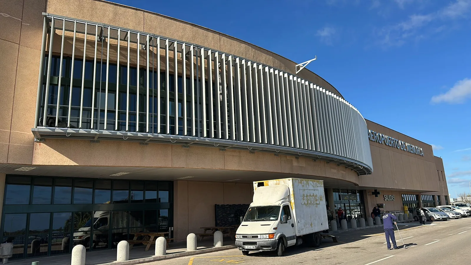 Fachada solar con estructura metálica en Aeropuerto de Mahón en Aeropuerto de Mahón, Menorca
