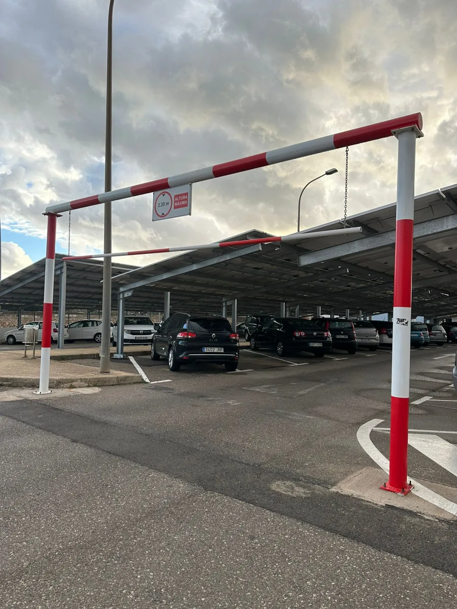 Instalación de galibo en parking polideportivo Es Castell en Es Castell, Menorca