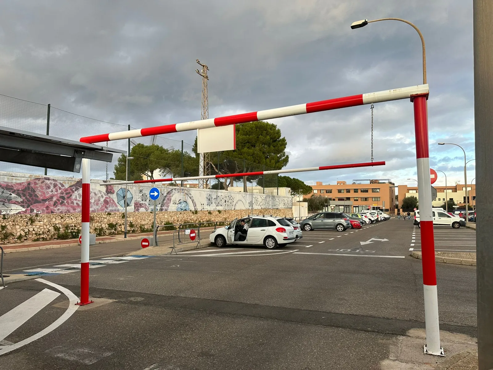 Instalación de galibo en parking polideportivo Es Castell - imagen 2