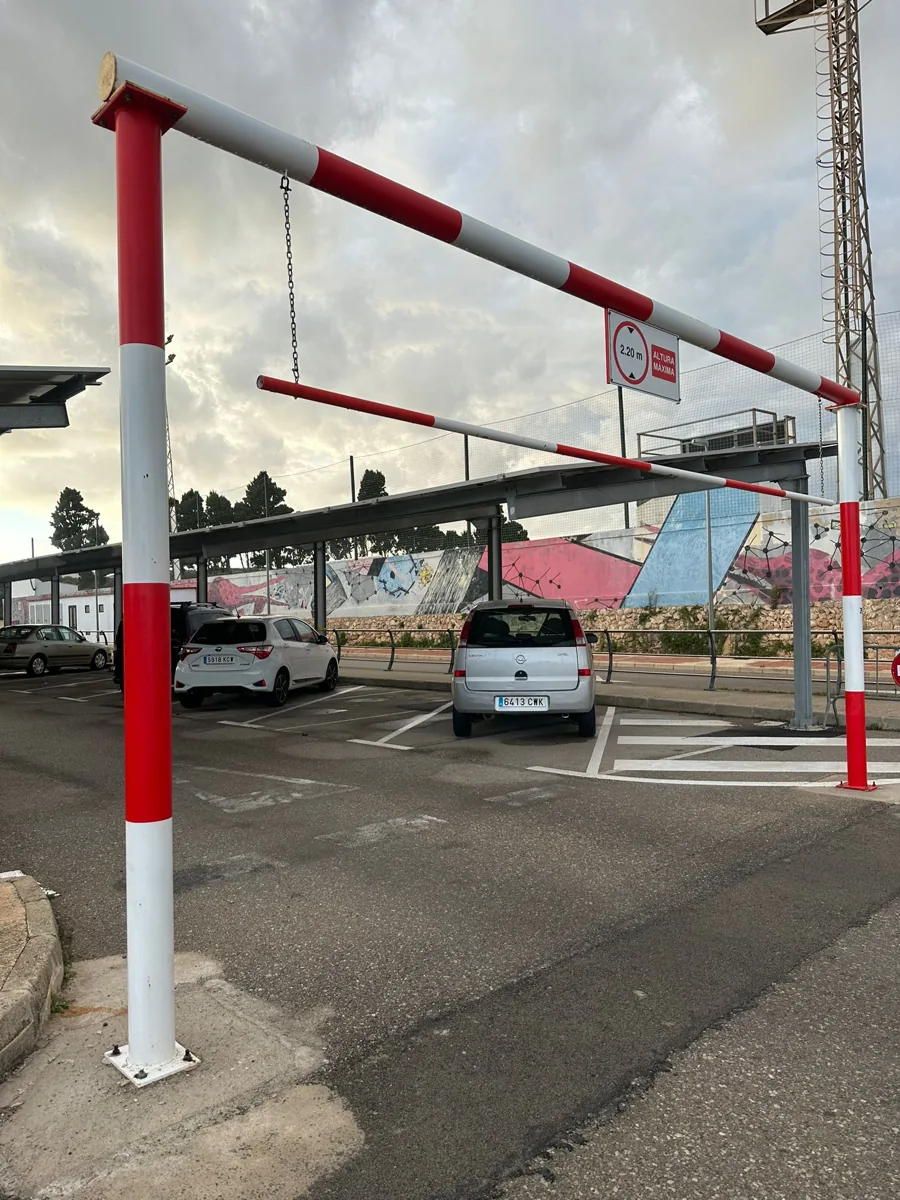 Instalación de galibo en parking polideportivo Es Castell - imagen 4