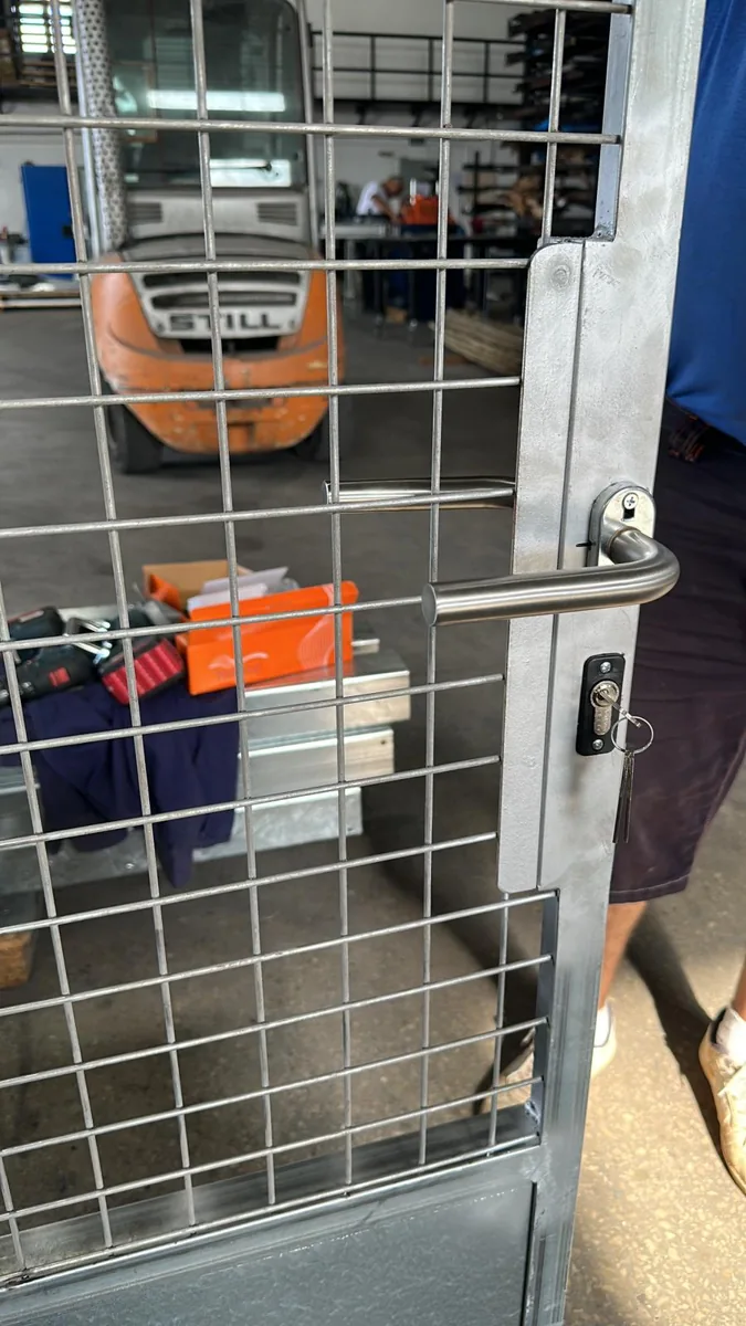 Puerta para coches Hotel Victoria en Menorca