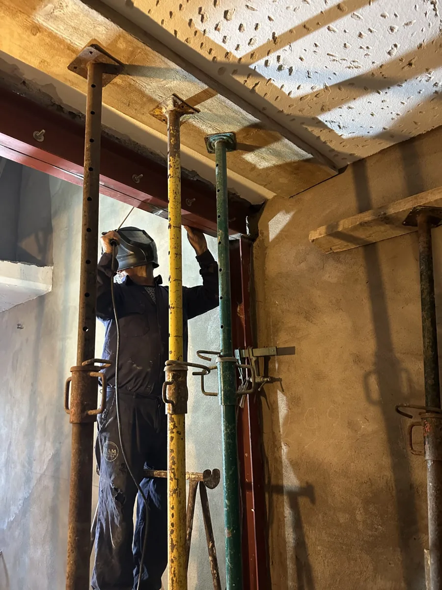 Refuerzo estructural en obra en Binibeca, Menorca